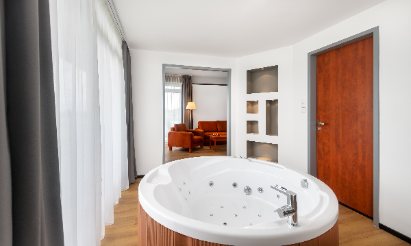 Hunguest Bük, Elnöki lakosztály (hálószoba + nappali + jacuzzi) (Nyugati szárny) - félpanzióval